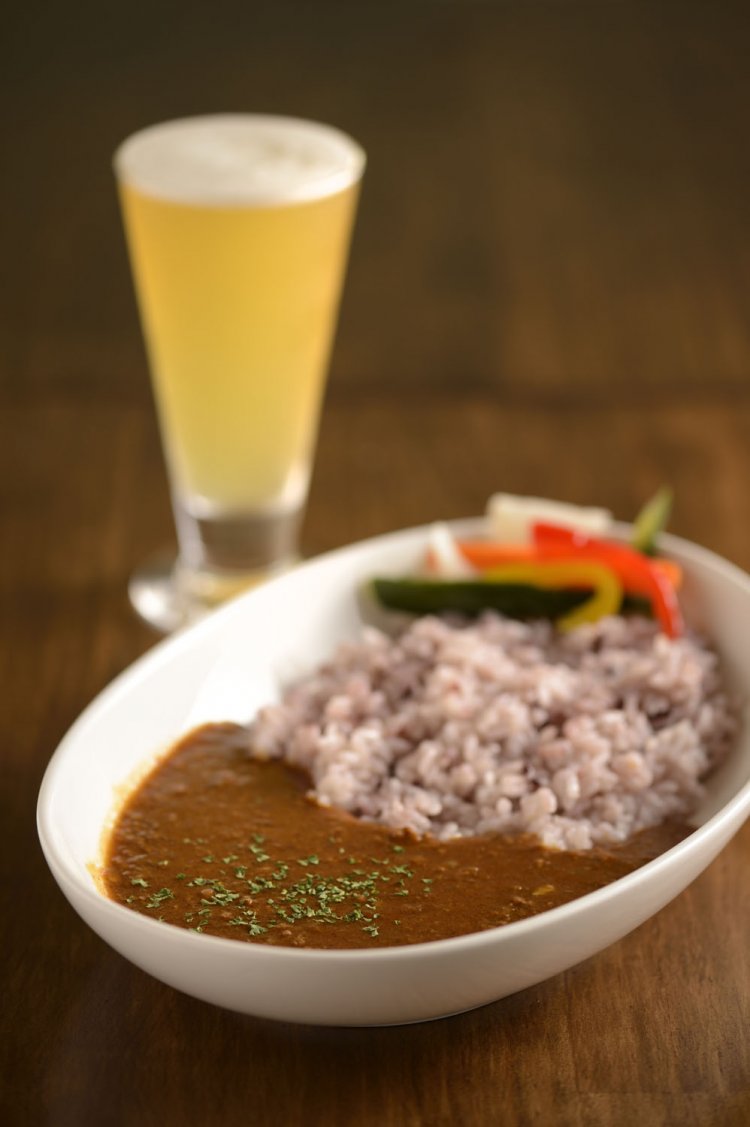 キーマカレー、ランチはサラダ・スープ付 き690円。さっぱりしたウィート・タイプ のビール、グラス490円を添えて。ランチタイムも一杯飲める。