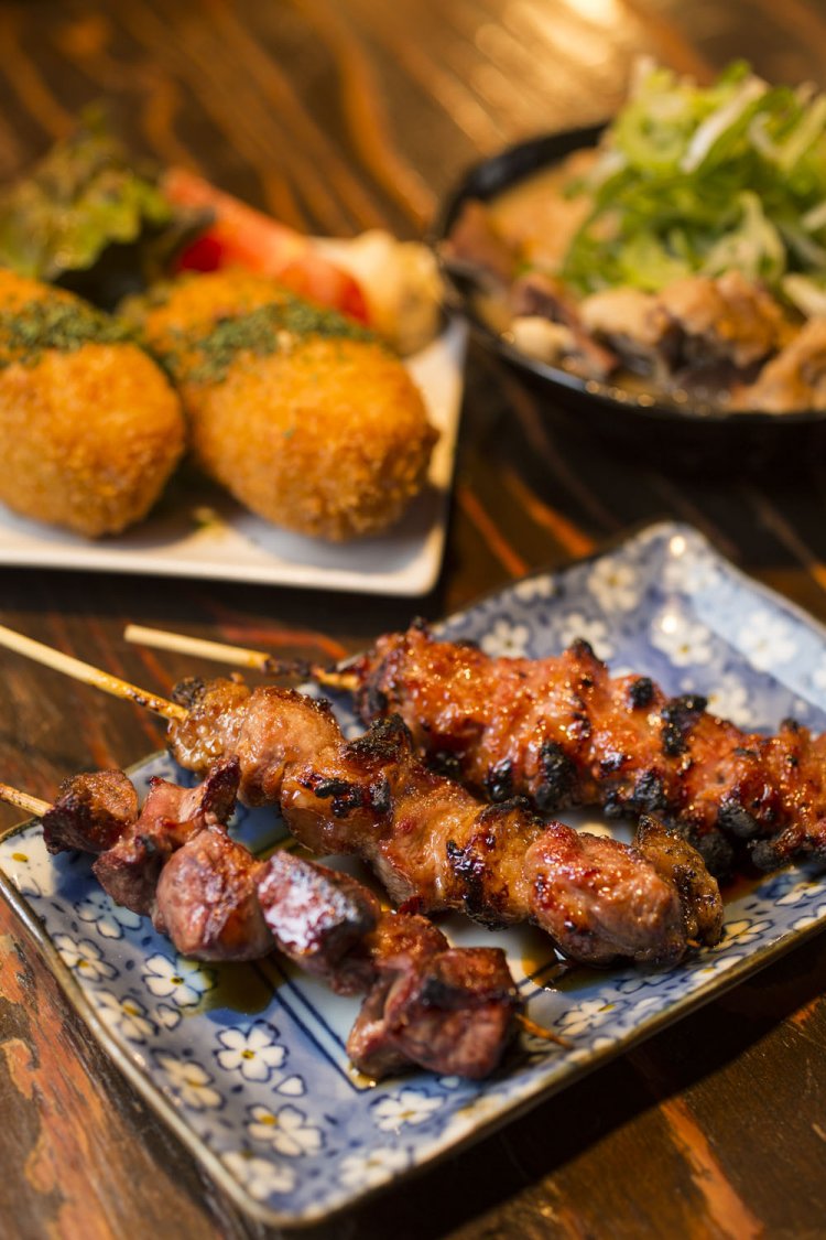 やきとんは120円～、クリームコロッケ350円はホタテとカニカマが満載。煮込み400円。