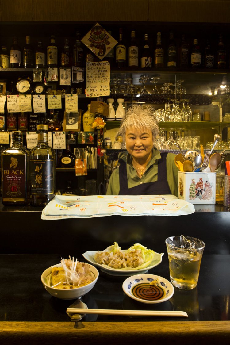 創業店主が店じまいする時、常連だったママが勤めを辞め引き継いだ。日替わりお通し600円の納豆きつねと、しゅうまい700円。ウヰスキー500円～。