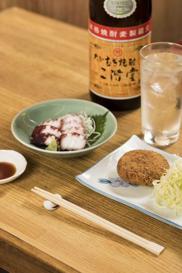 自家製酢だこ830円と自家製コロッケ320円を酒のつまみに。