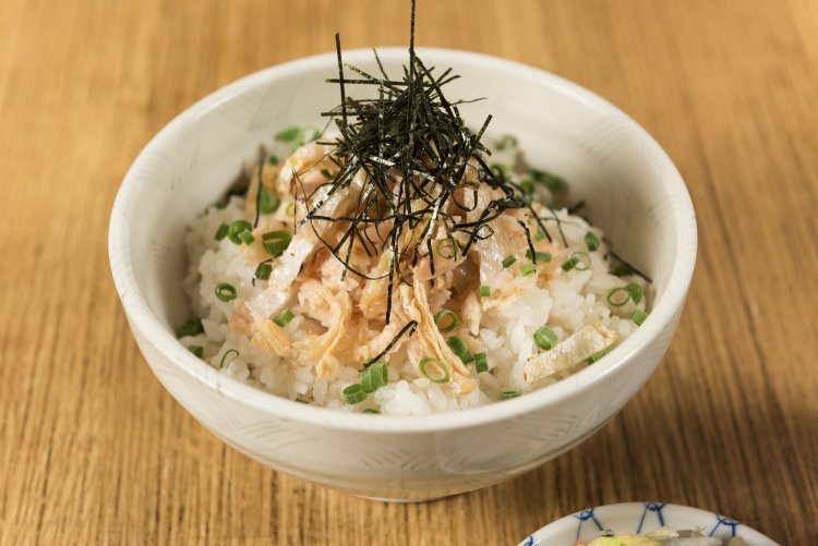 もとはつまみだった鮭ハラスを、常連さんの要望を受けて締め飯にした鮭ハラス丼1550円。