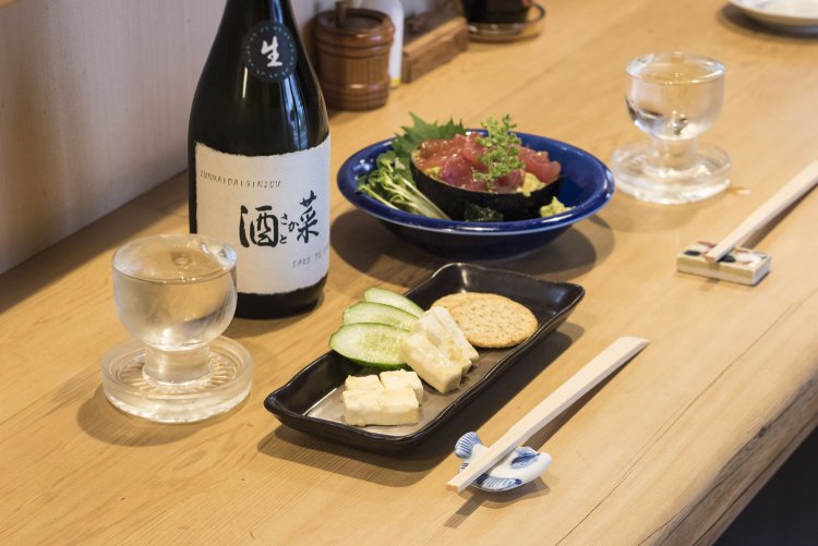 手前から、味噌漬けチーズ605円。鮪とアボカドのづけ1045円。酒との相性もよい。