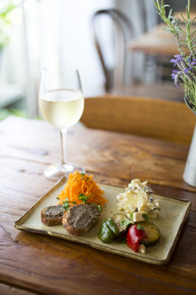 おひとりさま盛り合わせセット1100円。グラスワイン495円～。