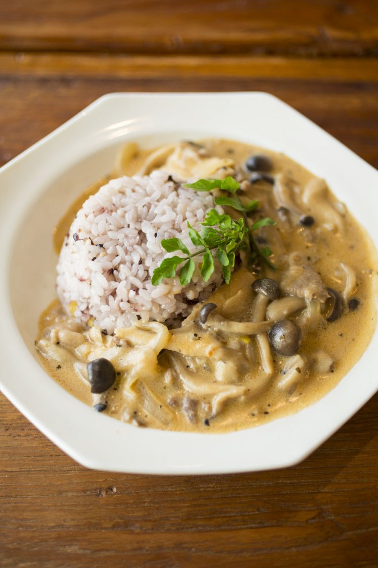 きのこのビーフストロガノフ990 円は、ハーフ660円あり。