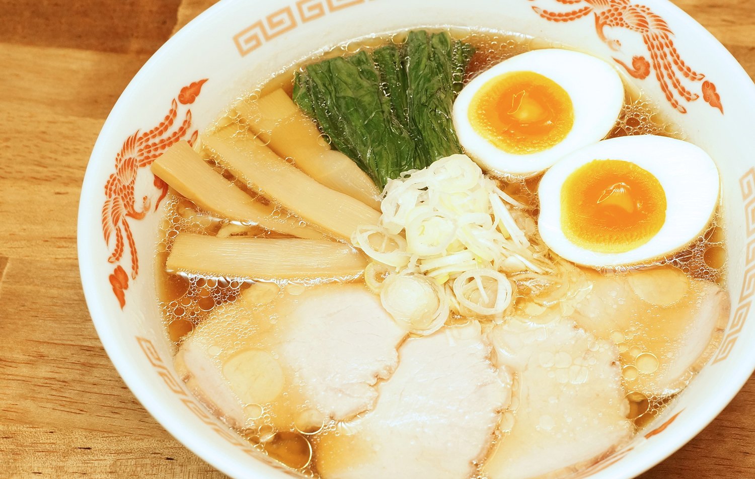 手打ちらーめん(並盛)900円とトッピングのたまご100円。