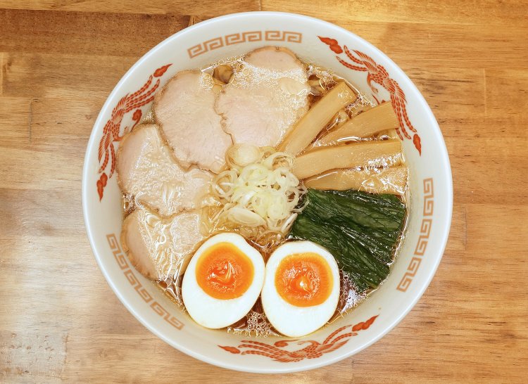 手打ちらーめん（並盛）900円とトッピングのたまご100円。