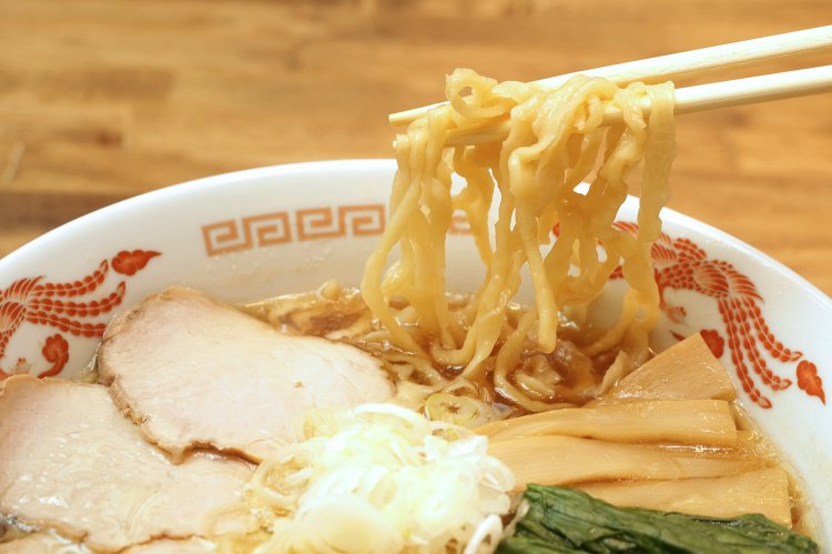 平打ち縮れ麺で、スープがよく絡む。