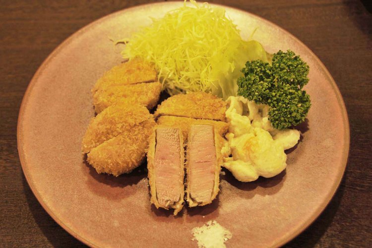 ヒレカツ定食1600円。