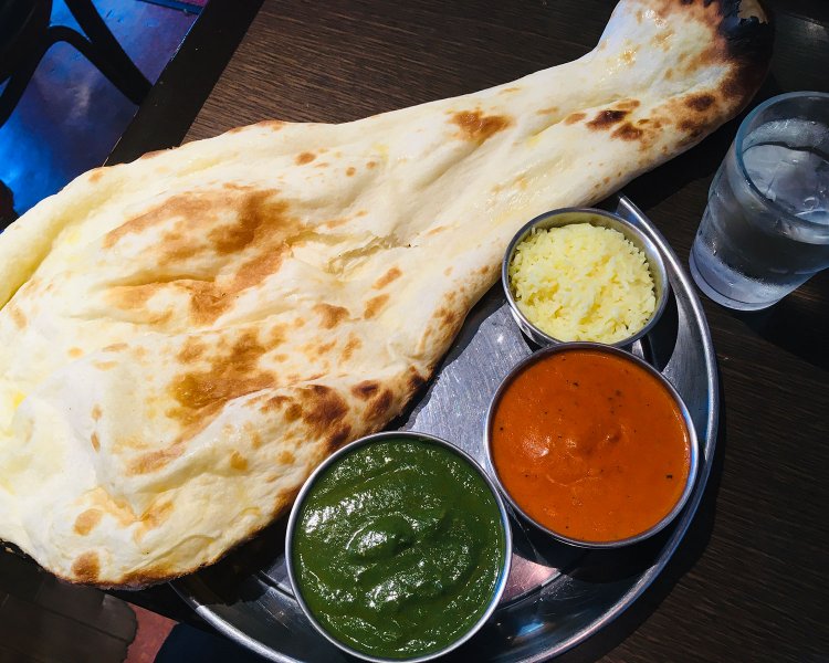 ダブルカレーセット。サラダとソフトドリンク付き。