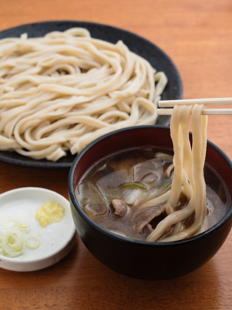 鴨汁のおうどん950円。ややツイストした力強い麺。