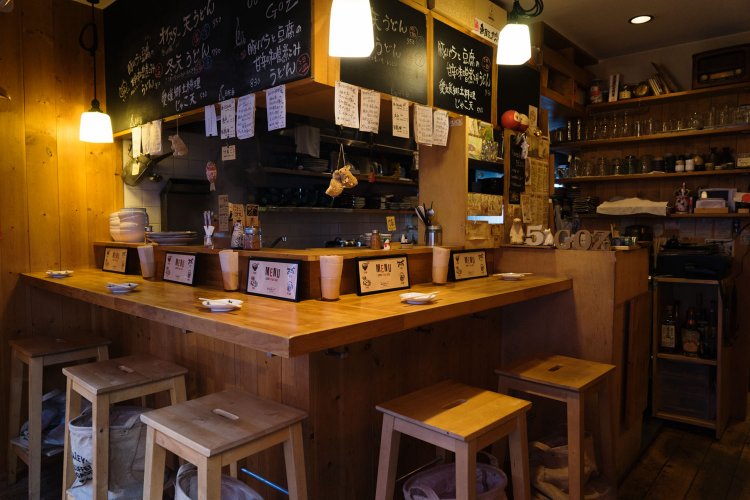 1階はカウンター、2階はテーブル席。