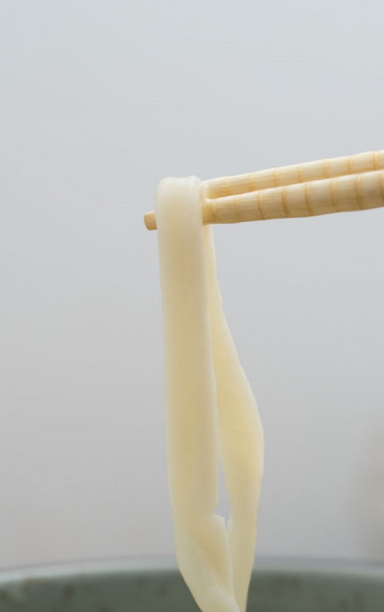 2階の押し入れスペースに置いた製麺機で打つ自家製麺は中太。