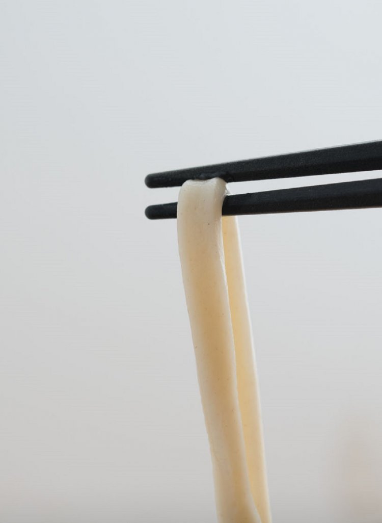 褐色がかりエッジの立った太い麺。