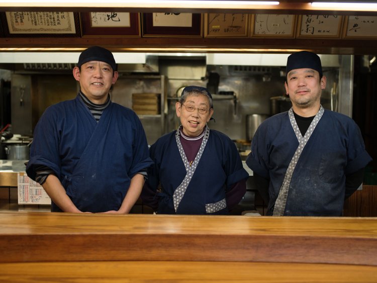ご兄弟と、ほがらかなお母さんで店を切り盛り。店内は和やかな空気が流れ、奥には掘りごたつの席も用意。