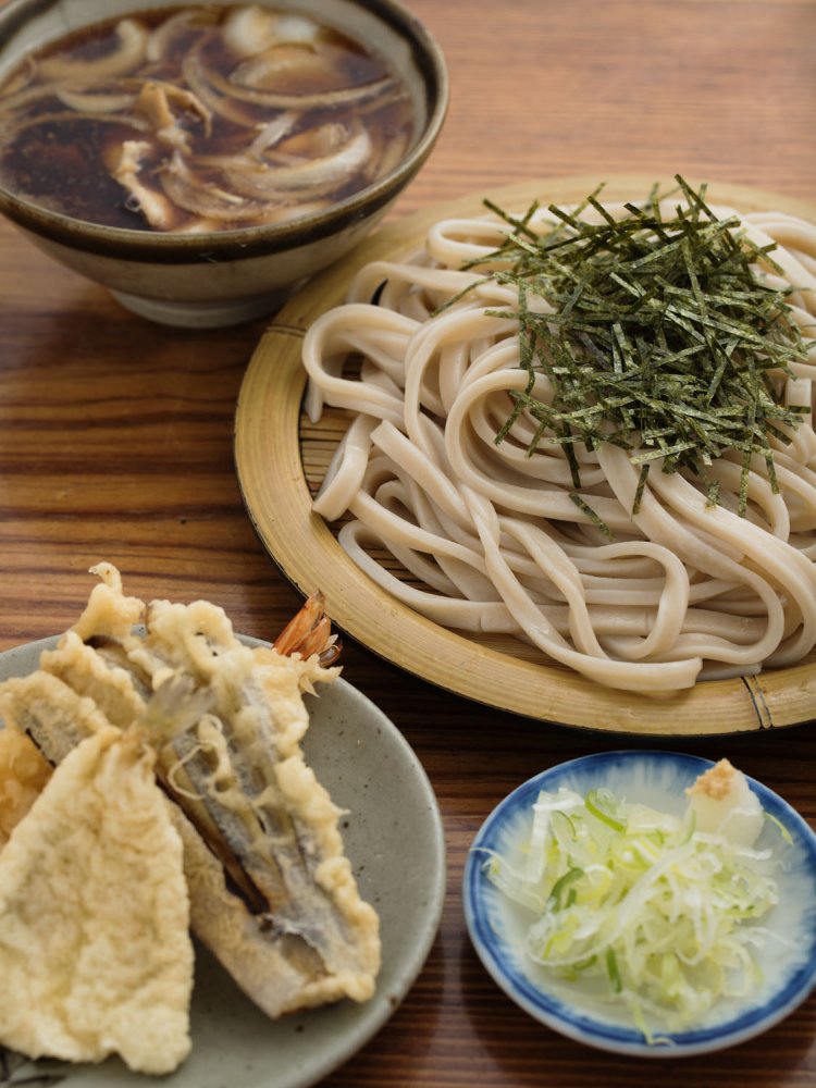 天ざる肉汁うどん1320円。既に量が多いが、155円追加で大盛りにできる。