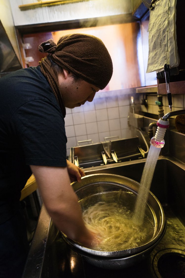 冷水で麺をしめる店長。「肉づけのおうどん850円も人気です」