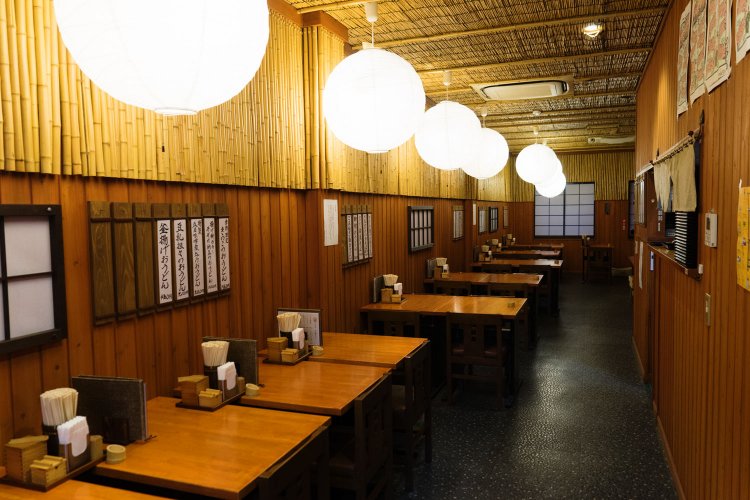 手前の一人用席で一心不乱にうどんを啜る男性客も。