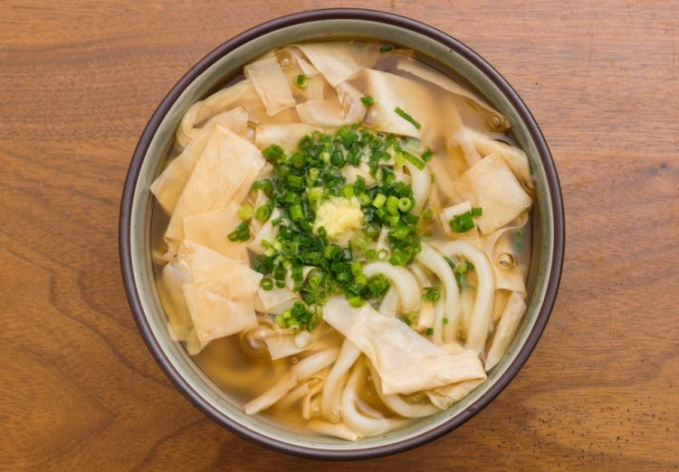 京ゆばあんかけうどん800円。生湯葉のクニュッとした食感が心地よい。「季節の天ぷらのうどん800円もぜひ」