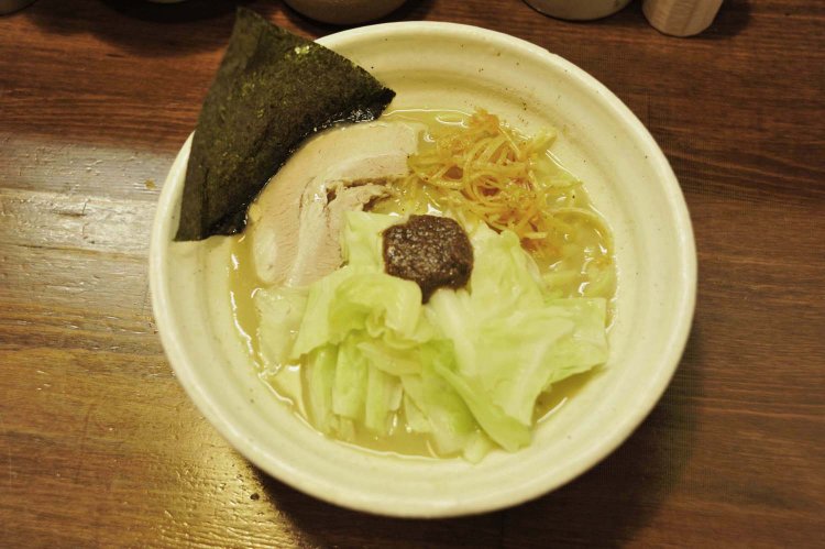 熟成練り醤油らーめん800円。並盛（160ｇ）・大盛（240ｇ）とも同一料金というのもうれしい。