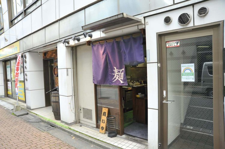暖簾に「麺」の一文字だけなので、通り過ぎてしまう人も。