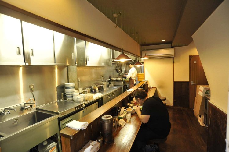 広々としたカウンター席でラーメンを堪能できる。