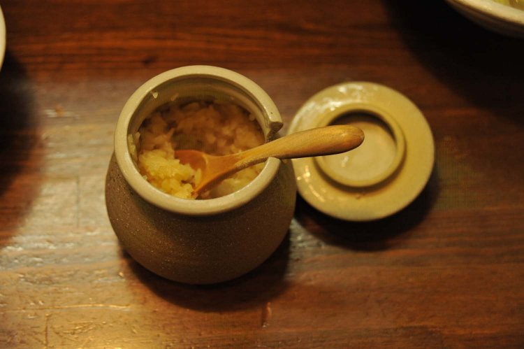 熟成練り醤油らーめんに合うというざく切りのニンニク。