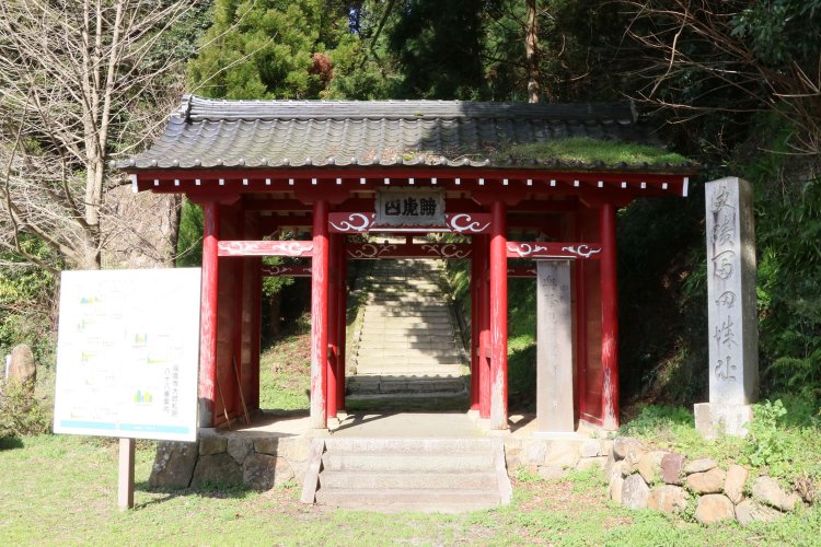 本堂へは赤門を登った先で右へ折れる。