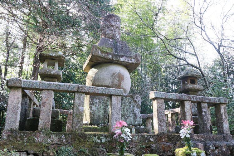 中央の五輪塔が堀尾吉晴の墓。高さ約3m。