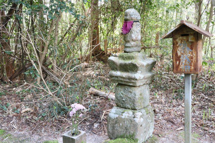 墓所の左奥には吉晴の妻が建てた「山中幸盛公供養塔」がある。