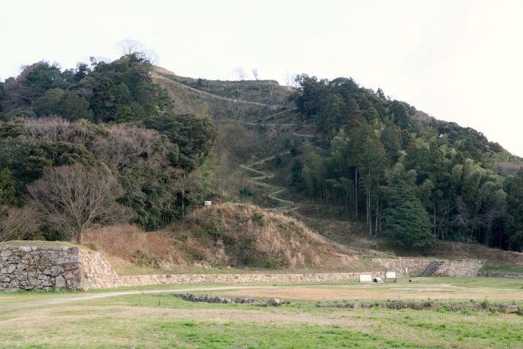 手前の平地が山中御殿。はるか頭上に三の丸が見える。