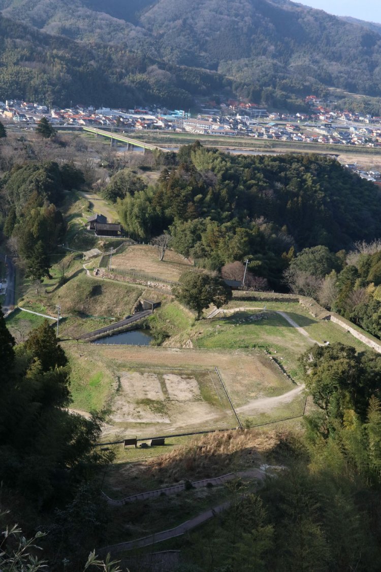 城の遠くに広瀬の街並もチラリと見える。