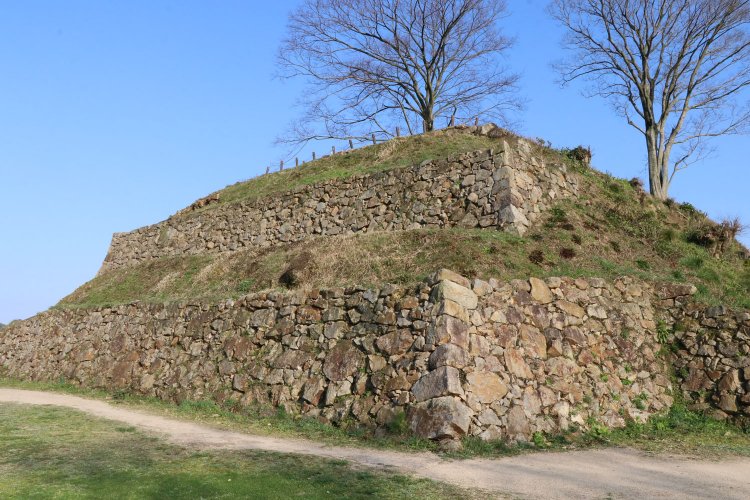 三の丸の三段石垣。スカッと晴れていると最高に美しい。