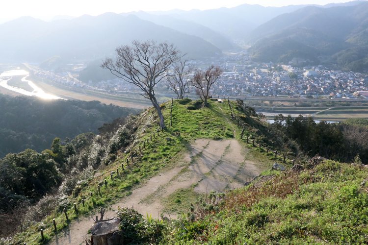 三の丸から北西の西袖ヶ平方面。雲の上にいる気分。