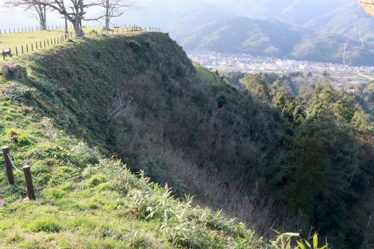 三の丸北東側。かなりの下方まで直滑降。
