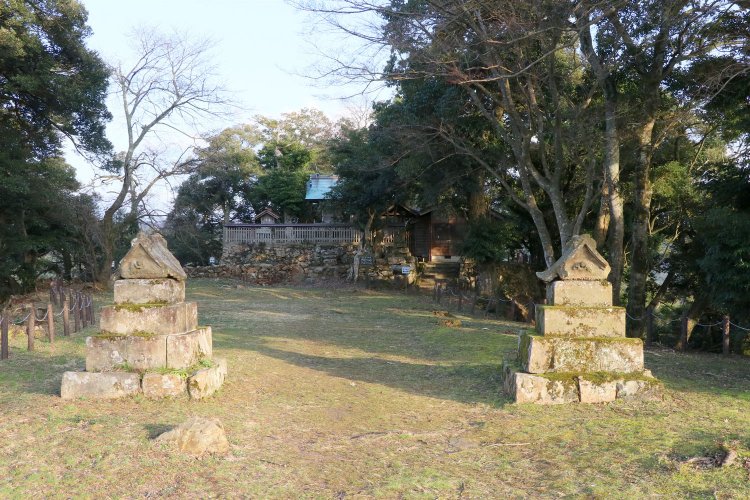 本丸には勝日高守神社の奥社がある。