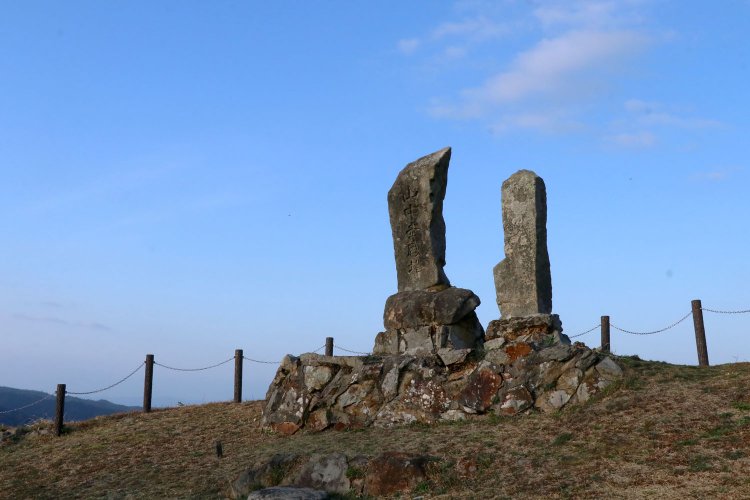 本丸に立つ山中幸盛を偲ぶ石塔。