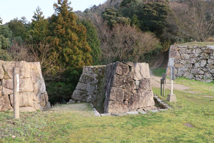 山中御殿東側、菅谷口の虎口。折れの向こうは急坂。