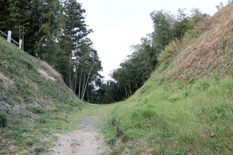 花の壇と山中御殿の間の堀切。