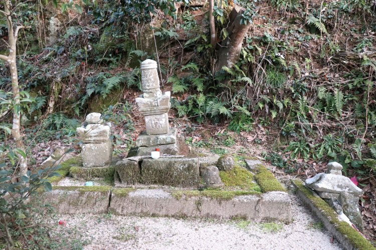 伝塩冶興久の墓。