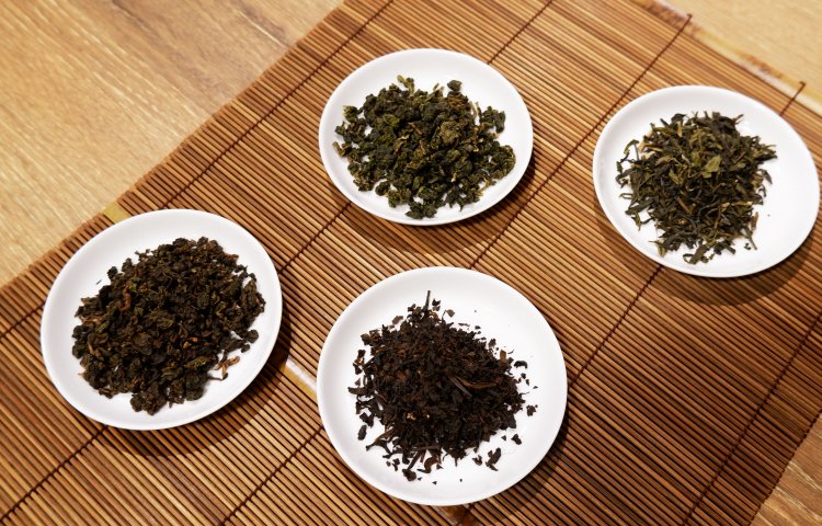 中央上から時計回りに四季春青茶、ジャスミン緑茶、日月潭紅茶、焙煎烏龍茶。