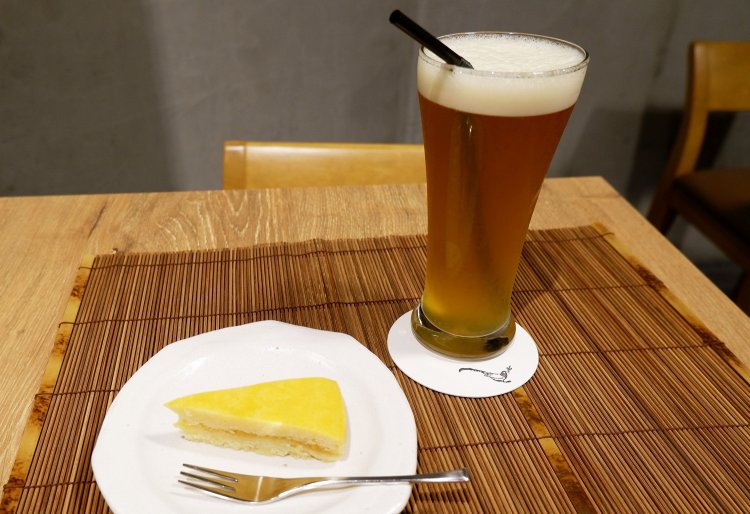 蜂蜜檸檬緑茶 550円（税抜）、パイナップルケーキ 350円（税抜）。