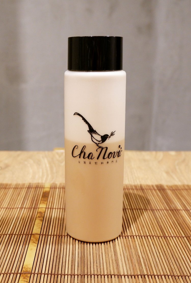 蜂蜜紅茶ラテ 550円（税抜）。オリジナルボトルでの提供はプラス200円（税抜）。