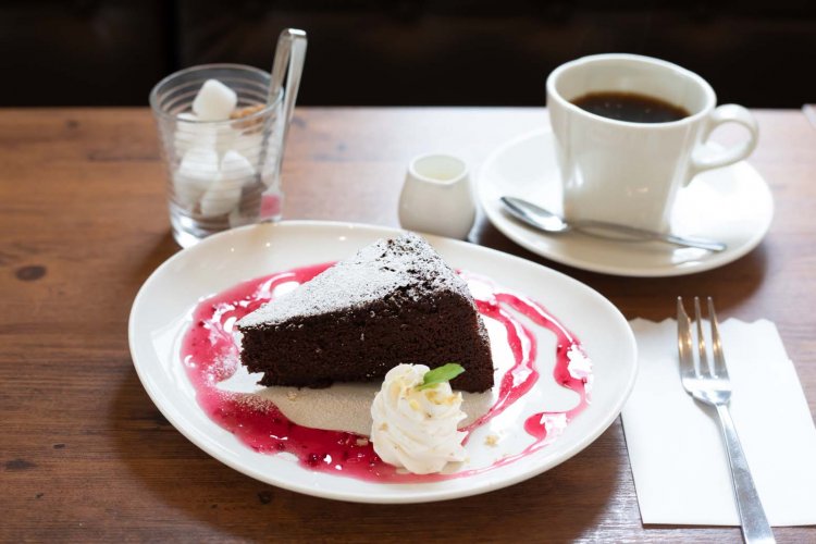 ケーキはドリンクとセットで注文すると150円引きになる。