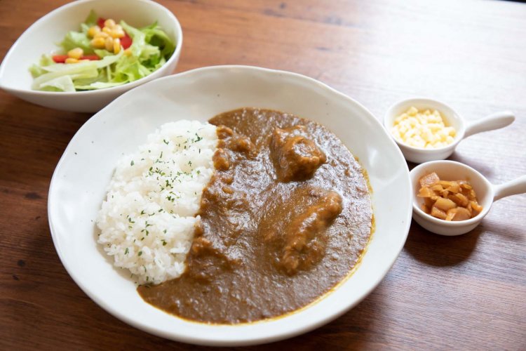 チキンカレーにはミニサラダとチーズ、福神漬けが付く。