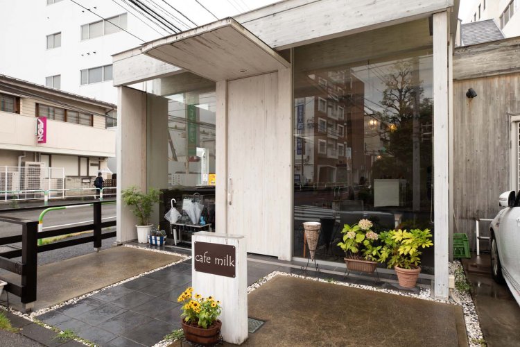 元々は駐車場だったスペースにカフェを建てた。