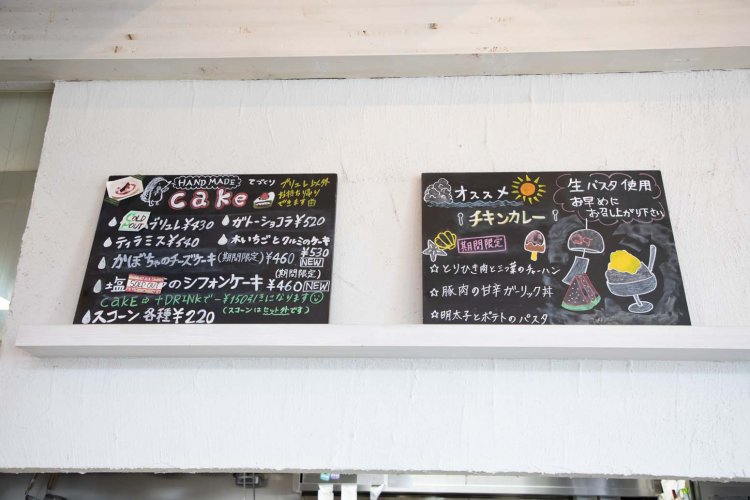 カウンター上の黒板。かき氷にスイカのイラストがかわいい。