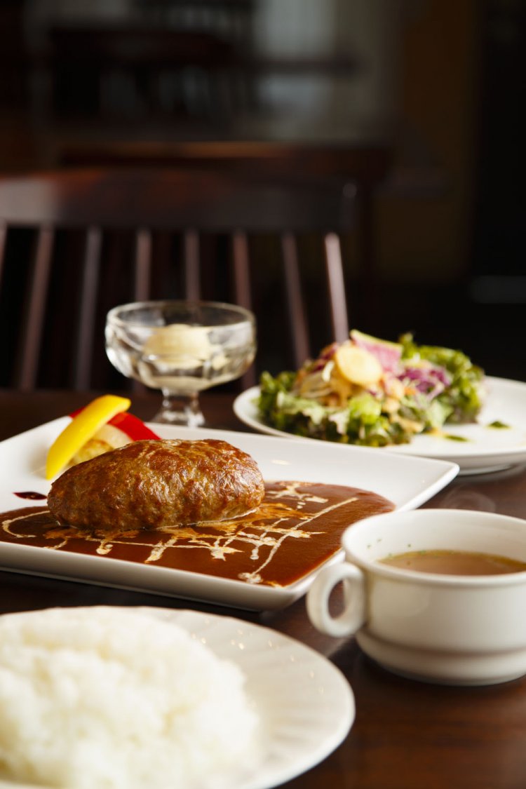 デミグラスハンバーグ980円は、まさに店の顔。ライス、サラダ、スープ、バジルアイス付き。