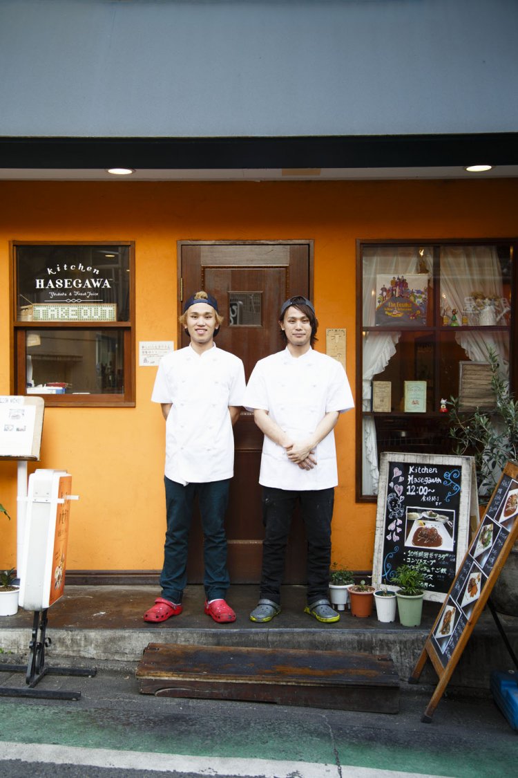  兄弟で働く斎藤亮さんと学さん。