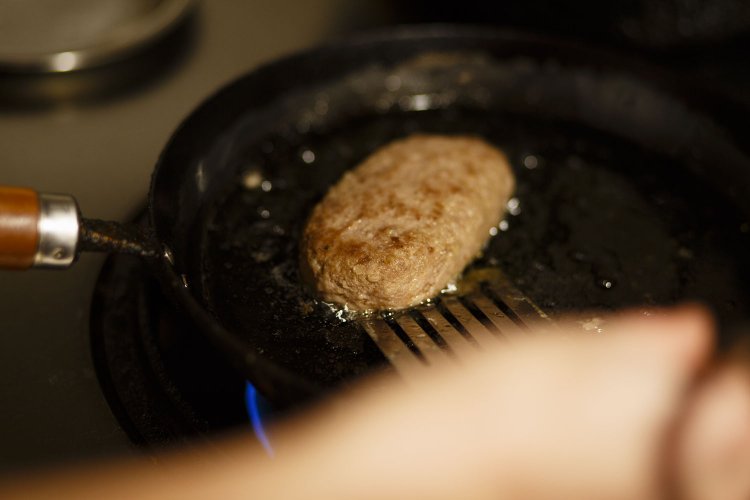 多めの油で軽い揚げ焼きに。中まで火が通るとともに、旨味を逃がさない工夫。
