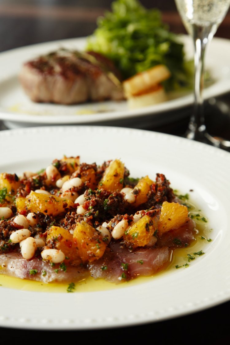  釣りイサキと釣りアジのカルパッチョ・ドライトマトとオレンジのソース1600円。